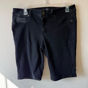 Black Women's denim Bermuda shorts by the brand 1822.